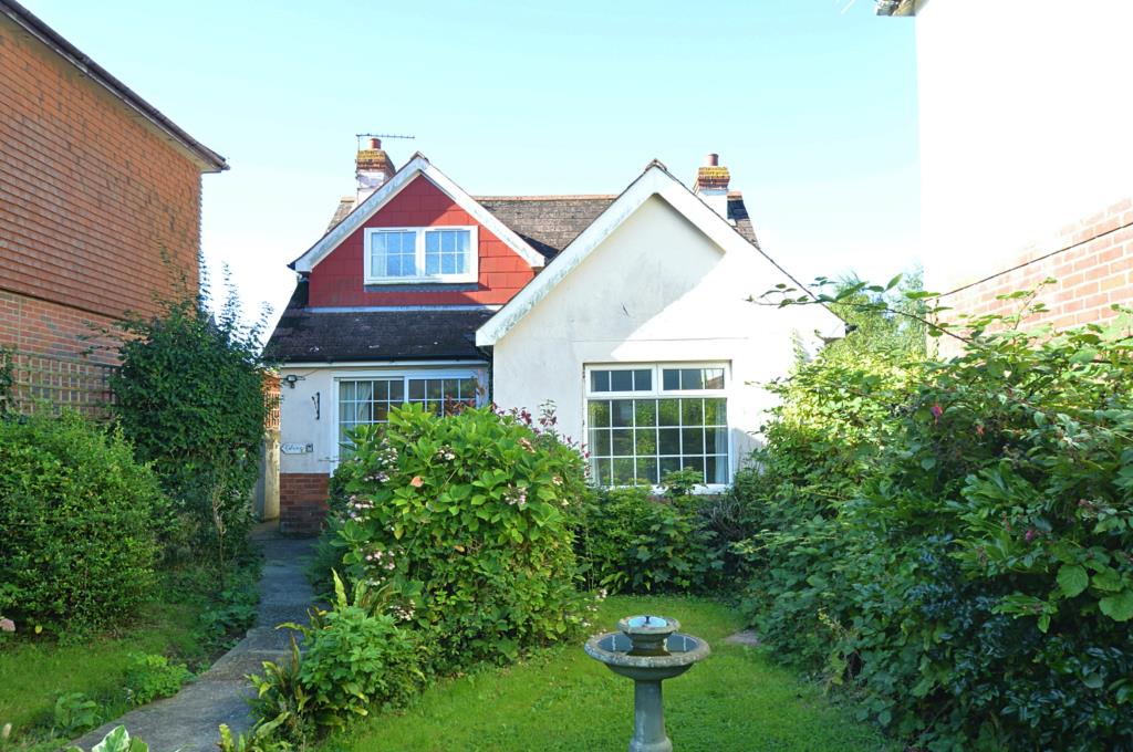 Lot: 53 - FREEHOLD DETACHED CHALET STYLE HOUSE FOR IMPROVEMENT - The Front of the House